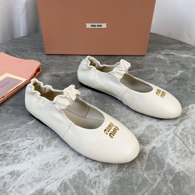 Miumiu玛丽珍单鞋 面：进口超软羊皮，高丝光牛反绒 里：混种羊皮 垫：混种羊皮 底：原版工艺橡胶底 原版包装 Size:35-41