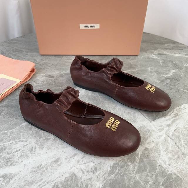 Miumiu玛丽珍单鞋 面：进口超软羊皮，高丝光牛反绒 里：混种羊皮 垫：混种羊皮 底：原版工艺橡胶底 原版包装 Size:35-41