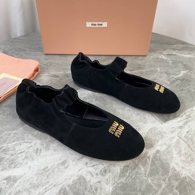 Miumiu玛丽珍单鞋 面：进口超软羊皮，高丝光牛反绒 里：混种羊皮 垫：混种羊皮 底：原版工艺橡胶底 原版包装 Size:35-41