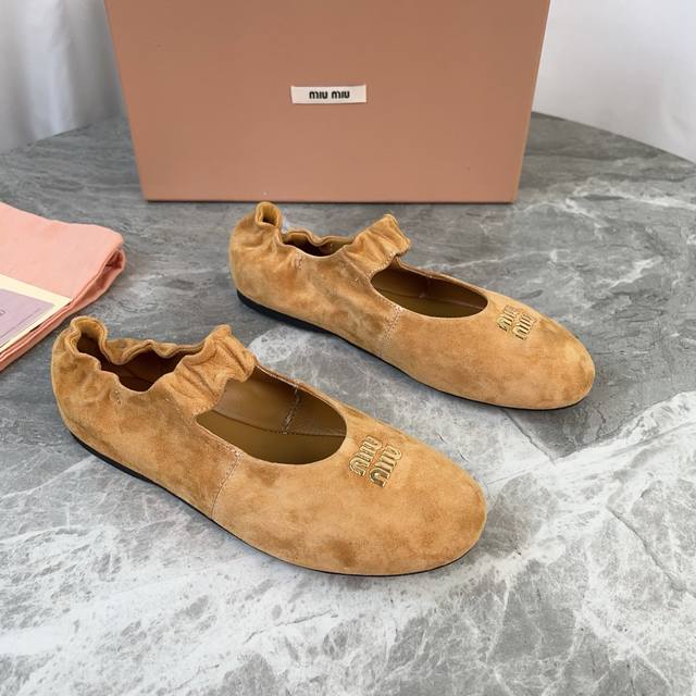 Miumiu玛丽珍单鞋 面：进口超软羊皮，高丝光牛反绒 里：混种羊皮 垫：混种羊皮 底：原版工艺橡胶底 原版包装 Size:35-41