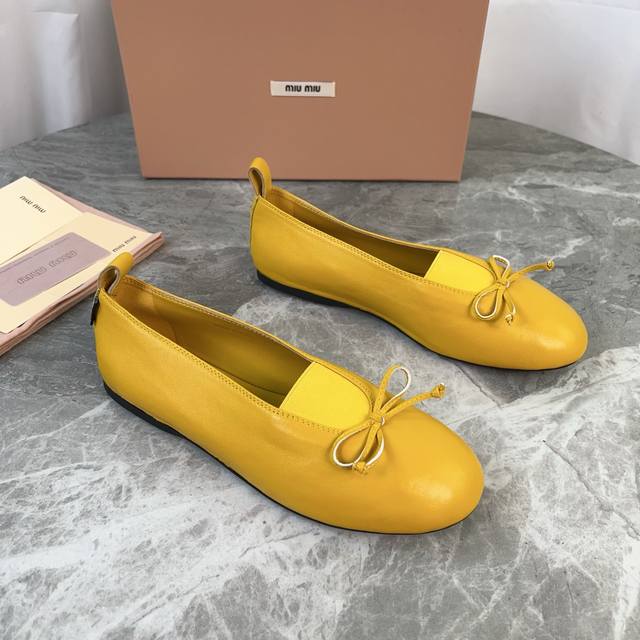 Miumiu玛丽珍单鞋 面：进口超软羊皮 里：混种羊皮 垫：混种羊皮 底：原版工艺橡胶底 原版包装 Size:35-41