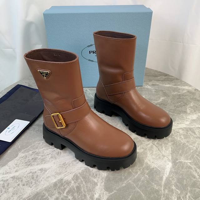 皮 ，绒390 P家最新款 面：进口全粒面牛皮、高丝光牛反绒 里：进口小牛皮 垫：进口小牛皮 底：原版工艺大底 厚6Cm 标志性三角标，原版包装 Size:35