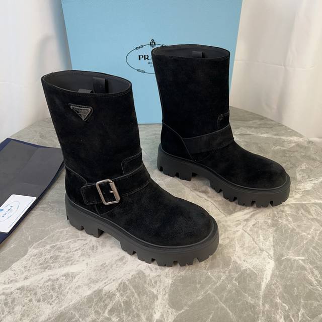 皮 ，绒390 P家最新款 面：进口全粒面牛皮、高丝光牛反绒 里：进口小牛皮 垫：进口小牛皮 底：原版工艺大底 厚6Cm 标志性三角标，原版包装 Size:35