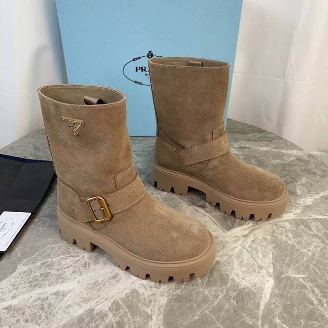 皮 ，绒390 P家最新款 面：进口全粒面牛皮、高丝光牛反绒 里：进口小牛皮 垫：进口小牛皮 底：原版工艺大底 厚6Cm 标志性三角标，原版包装 Size:35