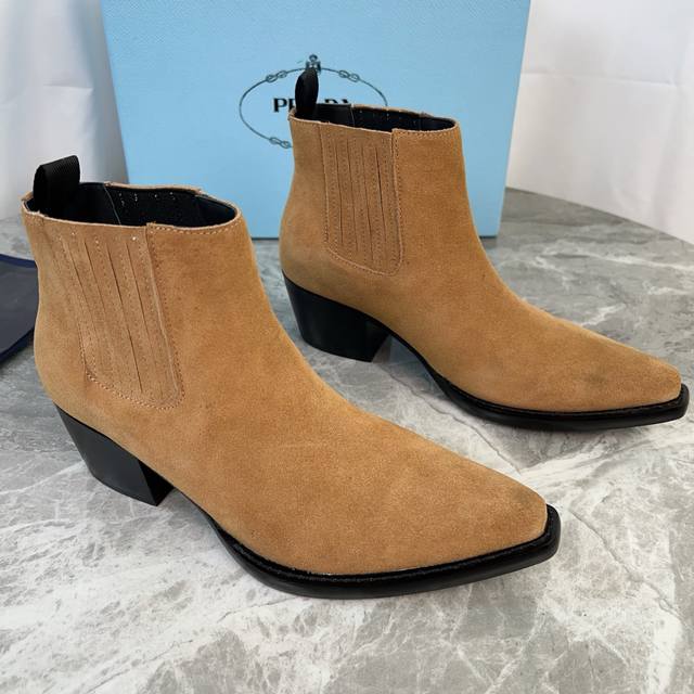 P家最新款 面：高丝光牛反绒 里：小牛皮内里、垫脚 底：意大利原版工艺橡胶底 跟：层皮工艺鞋跟 原版包装 Size 35-42 41.42定制