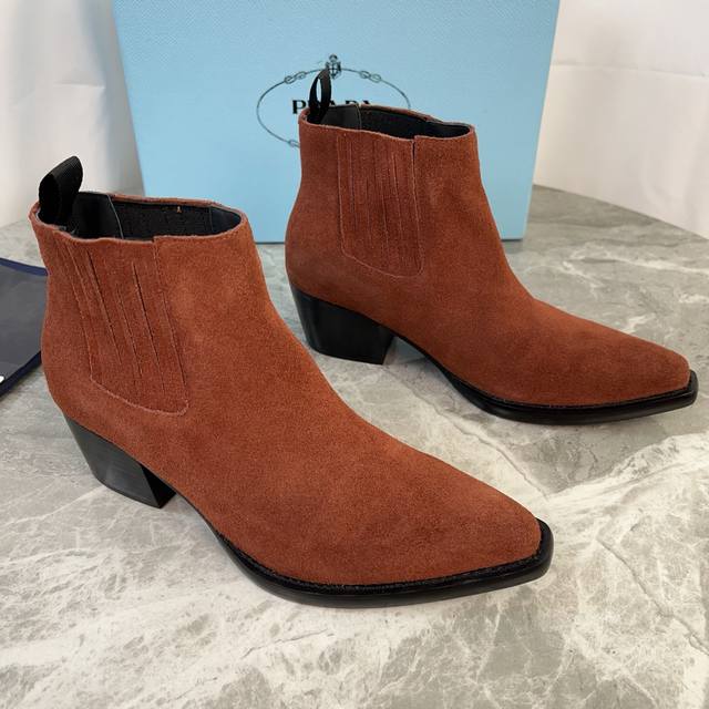 P家最新款 面：高丝光牛反绒 里：小牛皮内里、垫脚 底：意大利原版工艺橡胶底 跟：层皮工艺鞋跟 原版包装 Size 35-42 41.42定制