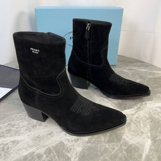 P家最新款 面：进口开边珠、高丝光牛反绒 里：小牛皮内里、垫脚 底：意大利原版工艺橡胶底 跟：层皮工艺鞋跟 原版包装 Size 35-42 41.42定制