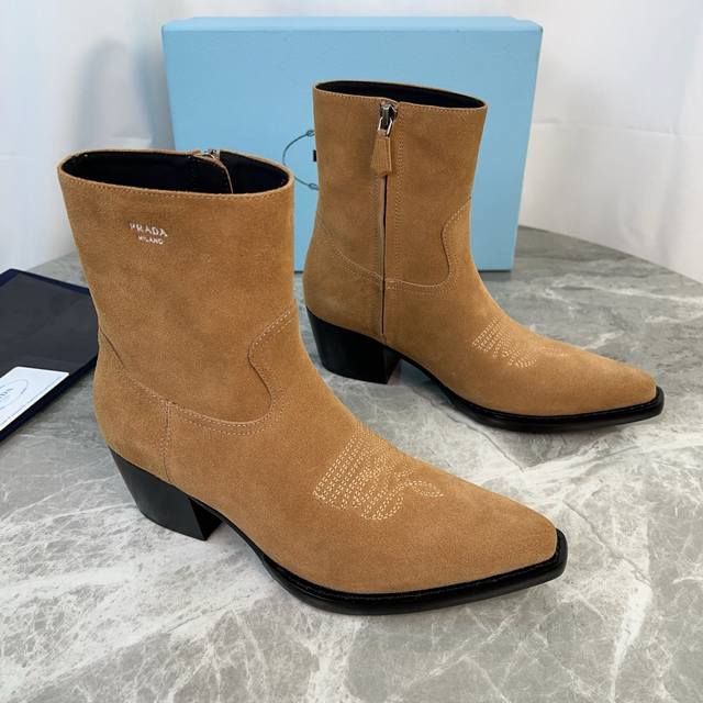 P家最新款 面：进口开边珠、高丝光牛反绒 里：小牛皮内里、垫脚 底：意大利原版工艺橡胶底 跟：层皮工艺鞋跟 原版包装 Size 35-42 41.42定制