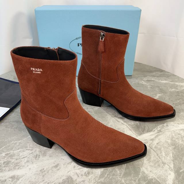 P家最新款 面：进口开边珠、高丝光牛反绒 里：小牛皮内里、垫脚 底：意大利原版工艺橡胶底 跟：层皮工艺鞋跟 原版包装 Size 35-42 41.42定制