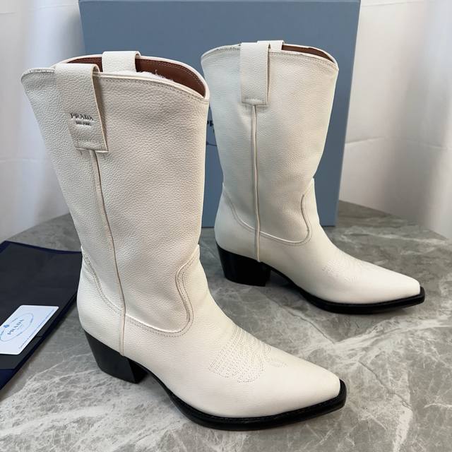 橡胶底 ，皮底 P家最新款 面：进口荔枝纹牛皮、马毛 里：小牛皮内里、垫脚 底：意大利原版真皮大底 可做橡胶底 跟：层皮工艺鞋跟 原版包装 Size 35-42