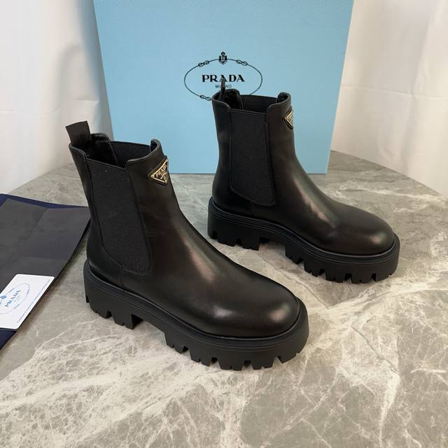 P家最新款 面：进口开边珠、小牛皮 里：进口混种羊皮 垫：混种羊皮 底：原版工艺大底 厚6Cm 标志性三角标，原版包装 Size:35-41 40.41定制