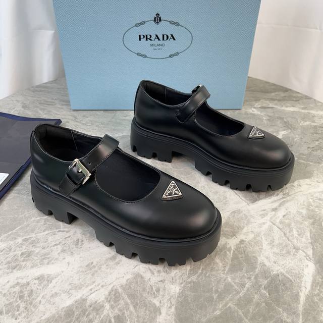 P家最新款 面：进口开边珠、牛皮、牛反绒 里：超软牛皮里 垫：牛皮 底：原版发泡底 标志性三角标，原版包装 Size:35-41 40.41定制