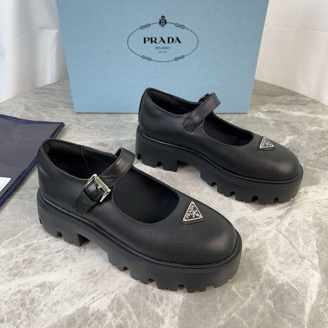 P家最新款 面：进口开边珠、牛皮、牛反绒 里：超软牛皮里 垫：牛皮 底：原版发泡底 标志性三角标，原版包装 Size:35-41 40.41定制