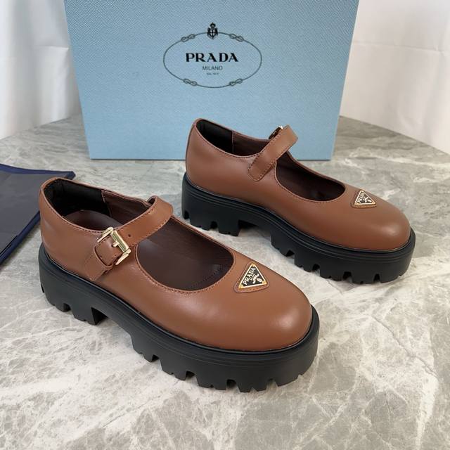 P家最新款 面：进口开边珠、牛皮、牛反绒 里：超软牛皮里 垫：牛皮 底：原版发泡底 标志性三角标，原版包装 Size:35-41 40.41定制