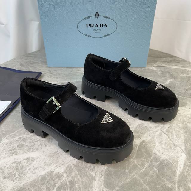 P家最新款 面：进口开边珠、牛皮、牛反绒 里：超软牛皮里 垫：牛皮 底：原版发泡底 标志性三角标，原版包装 Size:35-41 40.41定制