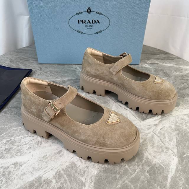 P家最新款 面：进口开边珠、牛皮、牛反绒 里：超软牛皮里 垫：牛皮 底：原版发泡底 标志性三角标，原版包装 Size:35-41 40.41定制