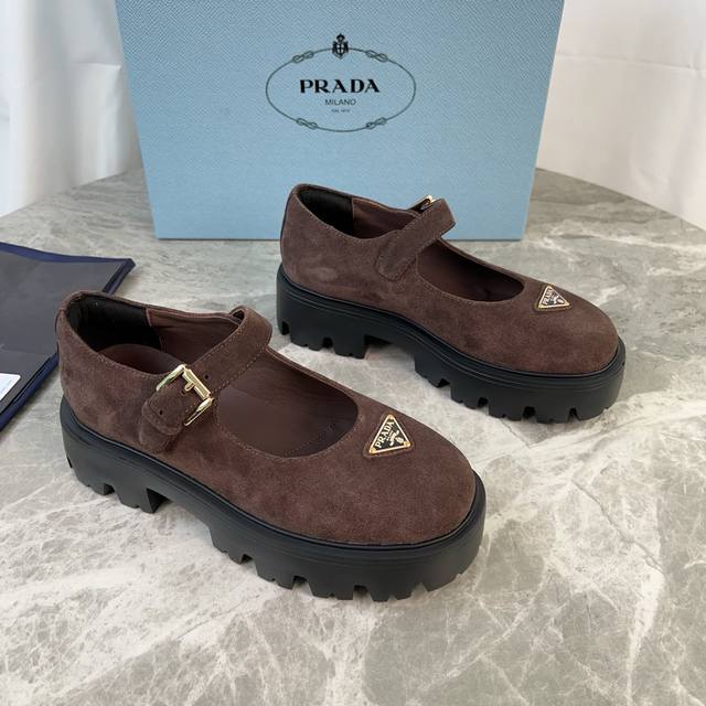 P家最新款 面：进口开边珠、牛皮、牛反绒 里：超软牛皮里 垫：牛皮 底：原版发泡底 标志性三角标，原版包装 Size:35-41 40.41定制