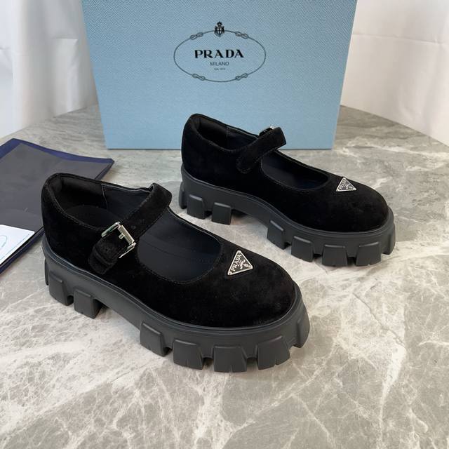 P家最新款 面：进口开边珠、牛皮、牛反绒 里：超软牛皮里 垫：牛皮 底：原版发泡底 标志性三角标，原版包装 Size:35-41 40.41定制