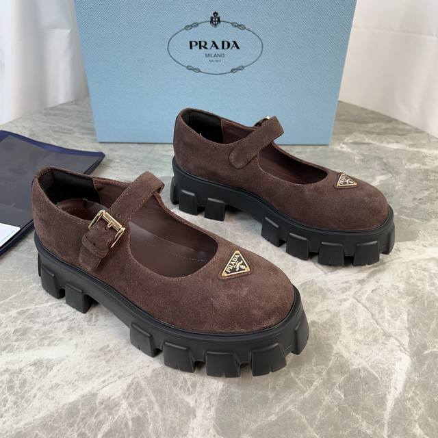 P家最新款 面：进口开边珠、牛皮、牛反绒 里：超软牛皮里 垫：牛皮 底：原版发泡底 标志性三角标，原版包装 Size:35-41 40.41定制