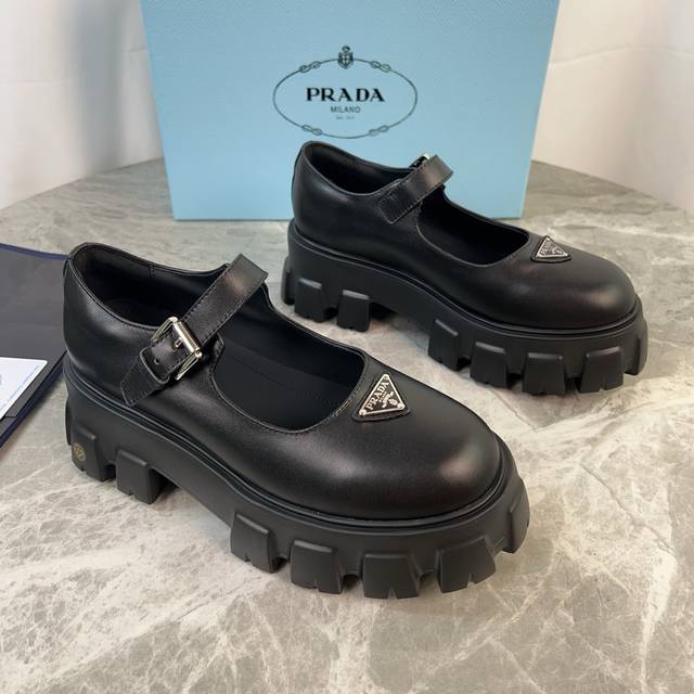 P家最新款 面：进口开边珠、牛皮 里：超软牛皮里 垫：牛皮 底：原版发泡底 标志性三角标，原版包装 Size:35-41 40.41定制