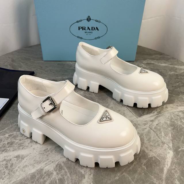 P家最新款 面：进口开边珠、牛皮 里：超软牛皮里 垫：牛皮 底：原版发泡底 标志性三角标，原版包装 Size:35-41 40.41定制