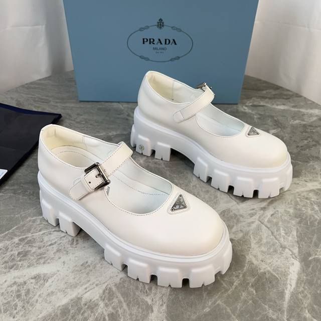 P家最新款 面：进口开边珠、牛皮 里：超软牛皮里 垫：牛皮 底：原版发泡底 标志性三角标，原版包装 Size:35-41 40.41定制