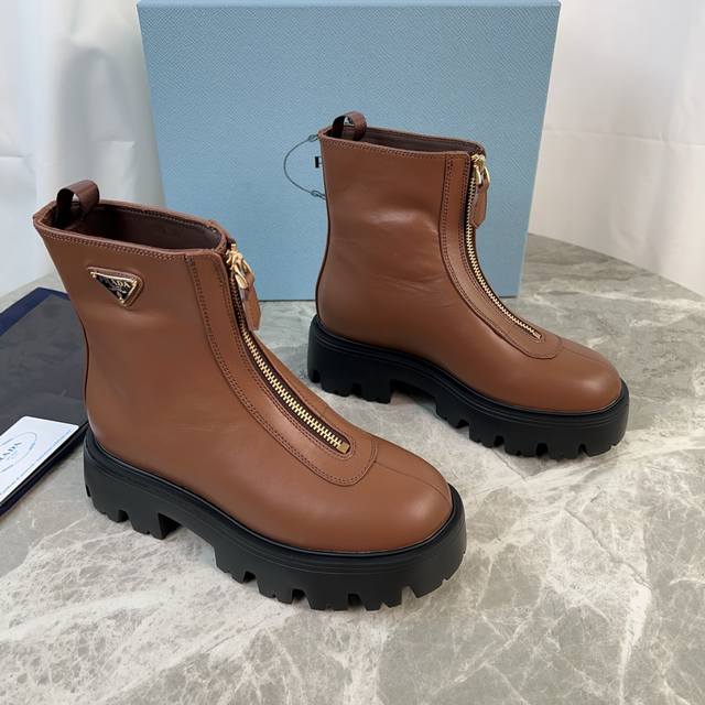 皮面加10 P家最新款 面：高丝光牛反绒、全粒面牛皮 里：进口小牛皮 垫：进口小牛皮 底：原版工艺大底 厚6Cm 标志性三角标，原版包装 Size:35-42