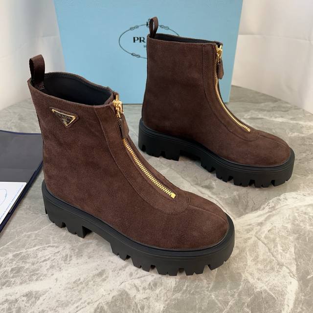 皮面加10 P家最新款 面：高丝光牛反绒 里：进口小牛皮 垫：进口小牛皮 底：原版工艺大底 厚6Cm 标志性三角标，原版包装 Size:35-42 41.42定