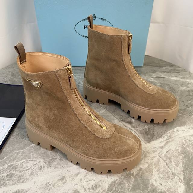 皮面加10 P家最新款 面：高丝光牛反绒 里：进口小牛皮 垫：进口小牛皮 底：原版工艺大底 厚6Cm 标志性三角标，原版包装 Size:35-42 41.42定