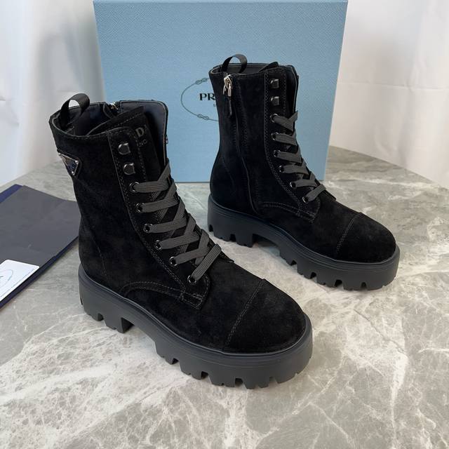 P家最新款 面：进口全粒面牛皮、高丝光牛反绒 里：进口小牛皮 垫：进口小牛皮 底：原版工艺大底 厚6Cm 标志性三角标，原版包装 Size:35-42 41.4