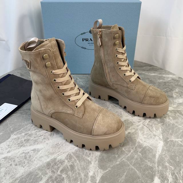 P家最新款 面：进口全粒面牛皮、高丝光牛反绒 里：进口小牛皮 垫：进口小牛皮 底：原版工艺大底 厚6Cm 标志性三角标，原版包装 Size:35-42 41.4