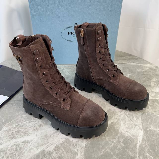 P家最新款 面：进口全粒面牛皮、高丝光牛反绒 里：进口小牛皮 垫：进口小牛皮 底：原版工艺大底 厚6Cm 标志性三角标，原版包装 Size:35-42 41.4