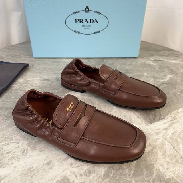 男加10 P家最新情女款休闲鞋 面：进口粒面牛皮、高丝光牛反绒 里：混种丝绸羊皮 垫：丝绸羊皮 底：原版工艺橡胶大底 原版包装 Size ：35-45