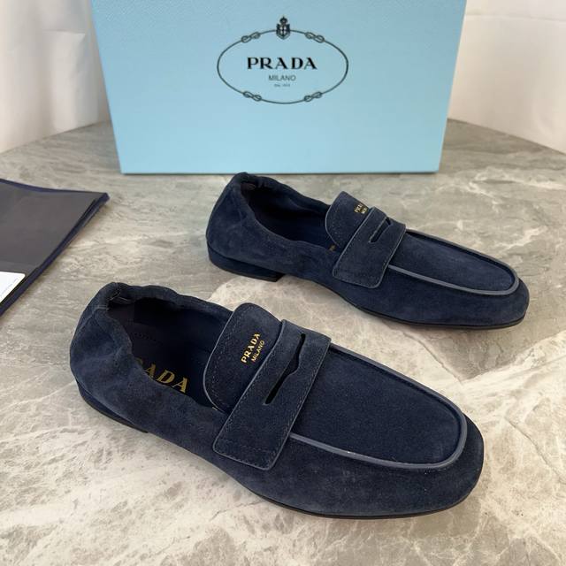 男加10 P家最新情女款休闲鞋 面：进口粒面牛皮、高丝光牛反绒 里：混种丝绸羊皮 垫：丝绸羊皮 底：原版工艺橡胶大底 原版包装 Size ：35-45