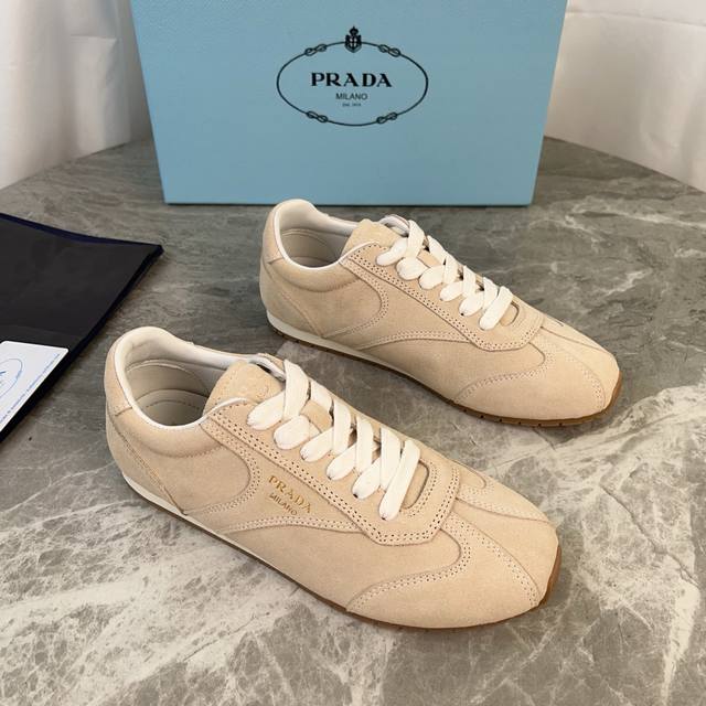 P家最新款德训鞋 面：进口高丝光牛反绒 里：混种丝绸羊皮 垫：丝绸羊皮 底：原版工艺橡胶大底 原版包装 Size ：35-41 40.41定制