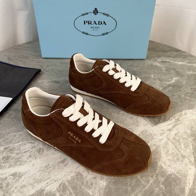 P家最新款德训鞋 面：进口高丝光牛反绒 里：混种丝绸羊皮 垫：丝绸羊皮 底：原版工艺橡胶大底 原版包装 Size ：35-41 40.41定制