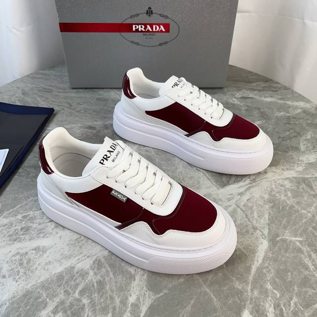 P家最新款 面：丝绸牛皮 里：超软水染羊皮 垫：丝绸牛皮 底：原版Eva大底 标志性三角标、原版包装 Size:35-45