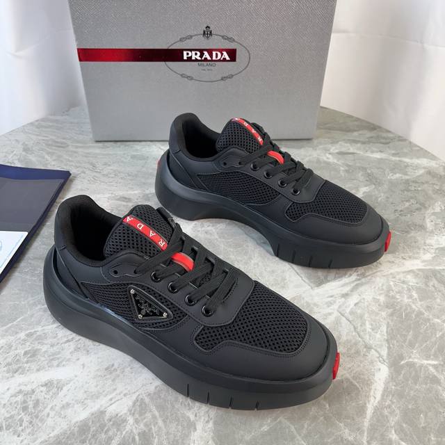 P家最新款 面：丝绸牛皮、进口透气网 里：透气网布 垫：丝绸牛皮 底：原版Eva大底 标志性三角标、原版包装 Size:35-45