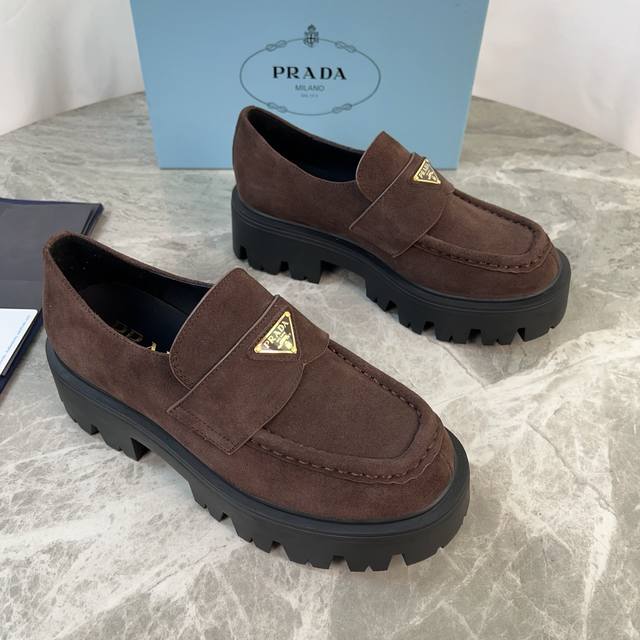 P家最新款 面：进口开边珠、牛漆皮、高丝光牛反绒 里：进口小牛皮 垫：进口小牛皮 底：原版工艺大底 厚6Cm 标志性三角标，原版包装 Size:35-42 41