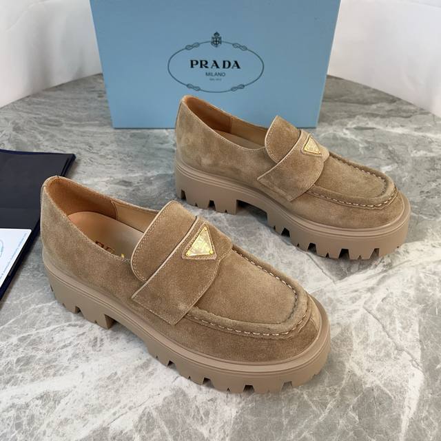 P家最新款 面：进口开边珠、牛漆皮、高丝光牛反绒 里：进口小牛皮 垫：进口小牛皮 底：原版工艺大底 厚6Cm 标志性三角标，原版包装 Size:35-42 41