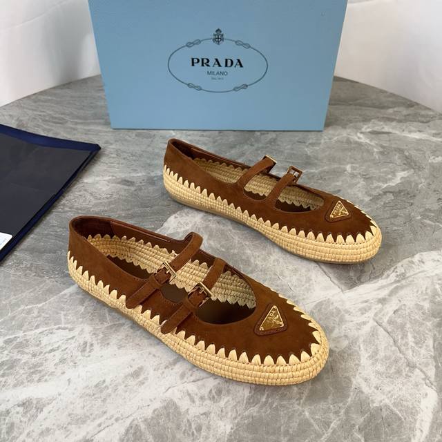 P家最新手工编织款 面：进口拉菲草+羊皮、羊京 里：进口混种羊皮 垫：混种羊皮 底：原版工艺橡胶底 标志性三角标，原版包装 Size:35-41