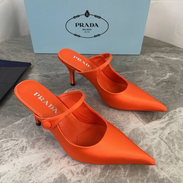 P家最新款 顶级版本 面：进口真丝绸缎 里：混种羊皮 垫：羊皮垫脚 底：原版真皮大底 跟：绸缎包覆鞋跟，高8.5厘米 原版包装 Size:34-41 34.40