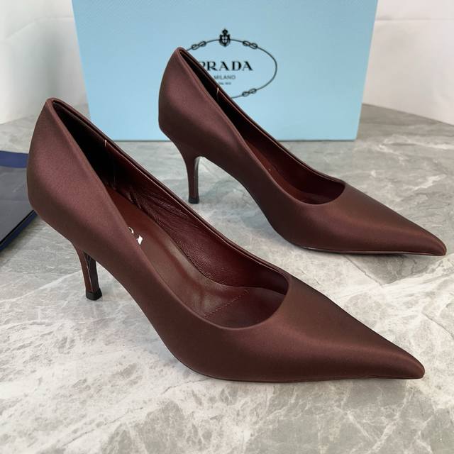 P家最新款 顶级版本 面：进口真丝绸缎 里：混种羊皮 垫：羊皮垫脚 底：原版真皮大底 跟：绸缎包覆鞋跟，高8.5厘米 原版包装 Size:34-41 34.40