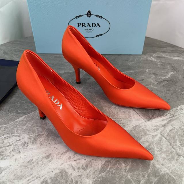 P家最新款 顶级版本 面：进口真丝绸缎 里：混种羊皮 垫：羊皮垫脚 底：原版真皮大底 跟：绸缎包覆鞋跟，高8.5厘米 原版包装 Size:34-41 34.40