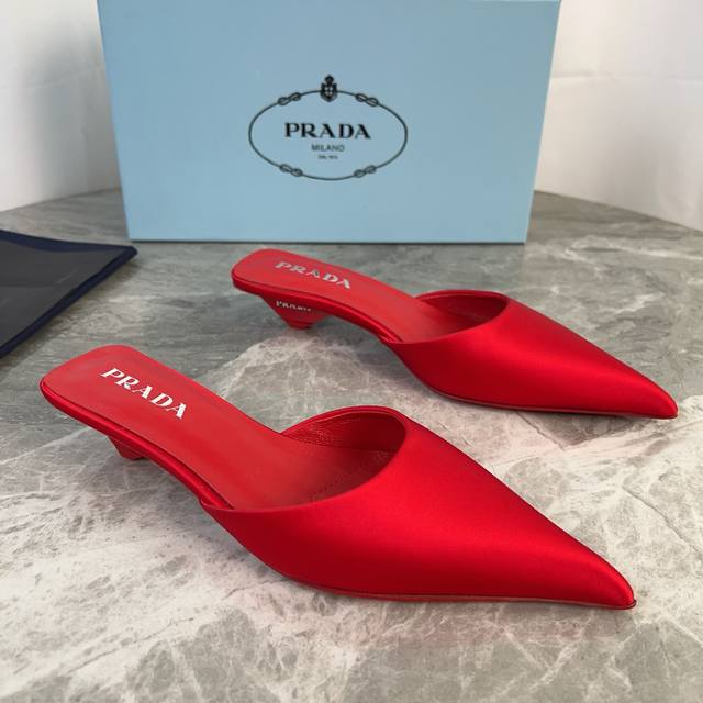 P家最新款 顶级版本 面：进口真丝绸缎 里：混种羊皮 垫：羊皮垫脚 底：原版真皮大底 跟：涂漆徽标鞋跟，高3.5厘米 原版包装 Size:34-41 34.40