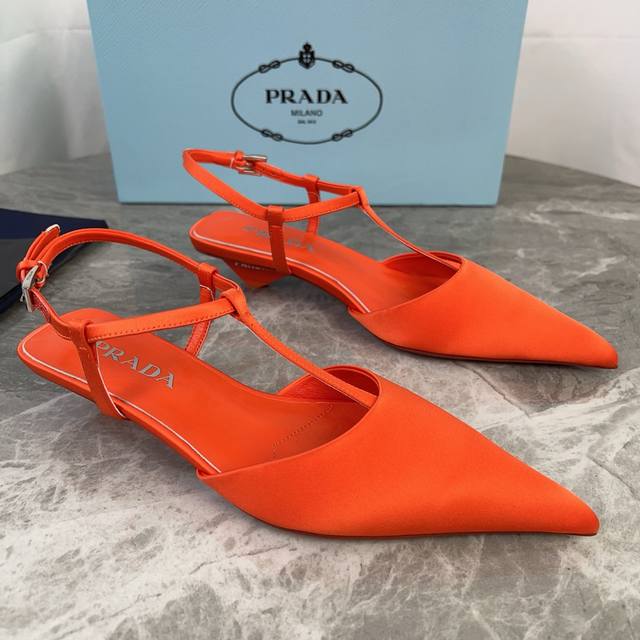 P家最新款 顶级版本 面：进口真丝绸缎 里：混种羊皮 垫：羊皮垫脚 底：原版真皮大底 跟：涂漆徽标鞋跟，高3.5厘米 原版包装 Size:34-41 34.40