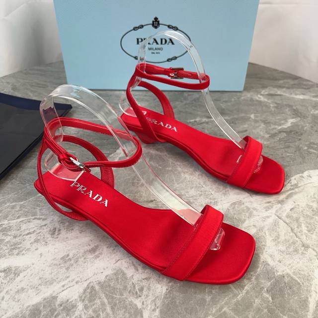 P家最新款 顶级版本 面：进口真丝绸缎 里：混种羊皮 垫：真丝绸缎 底：原版真皮大底 跟：涂漆徽标鞋跟，高3.5厘米 原版包装 Size:34-41 34.40