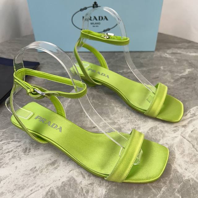 P家最新款 顶级版本 面：进口真丝绸缎 里：混种羊皮 垫：真丝绸缎 底：原版真皮大底 跟：涂漆徽标鞋跟，高3.5厘米 原版包装 Size:34-41 34.40