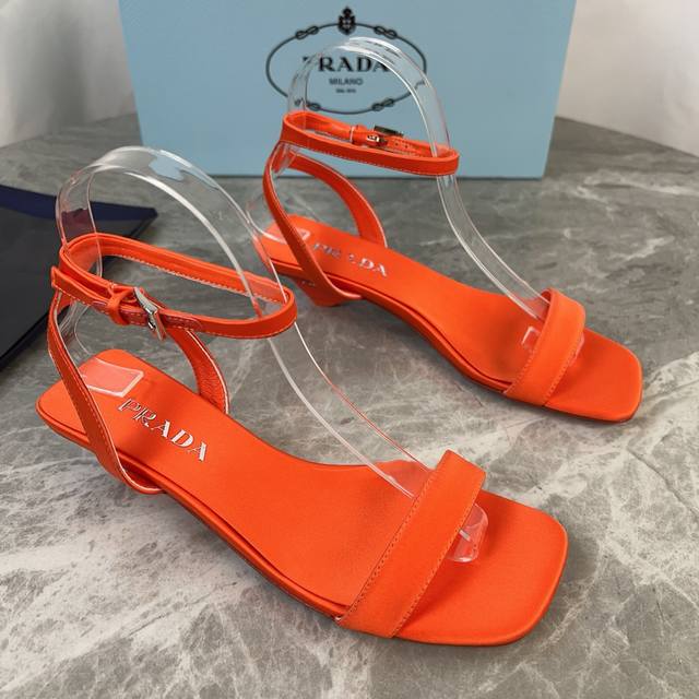 P家最新款 顶级版本 面：进口真丝绸缎 里：混种羊皮 垫：真丝绸缎 底：原版真皮大底 跟：涂漆徽标鞋跟，高3.5厘米 原版包装 Size:34-41 34.40