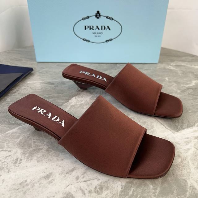 P家最新款 顶级版本 面：进口真丝绸缎 里：混种羊皮 垫：真丝绸缎 底：原版真皮大底 跟：涂漆徽标鞋跟，高3.5厘米 原版包装 Size:34-41 34.40